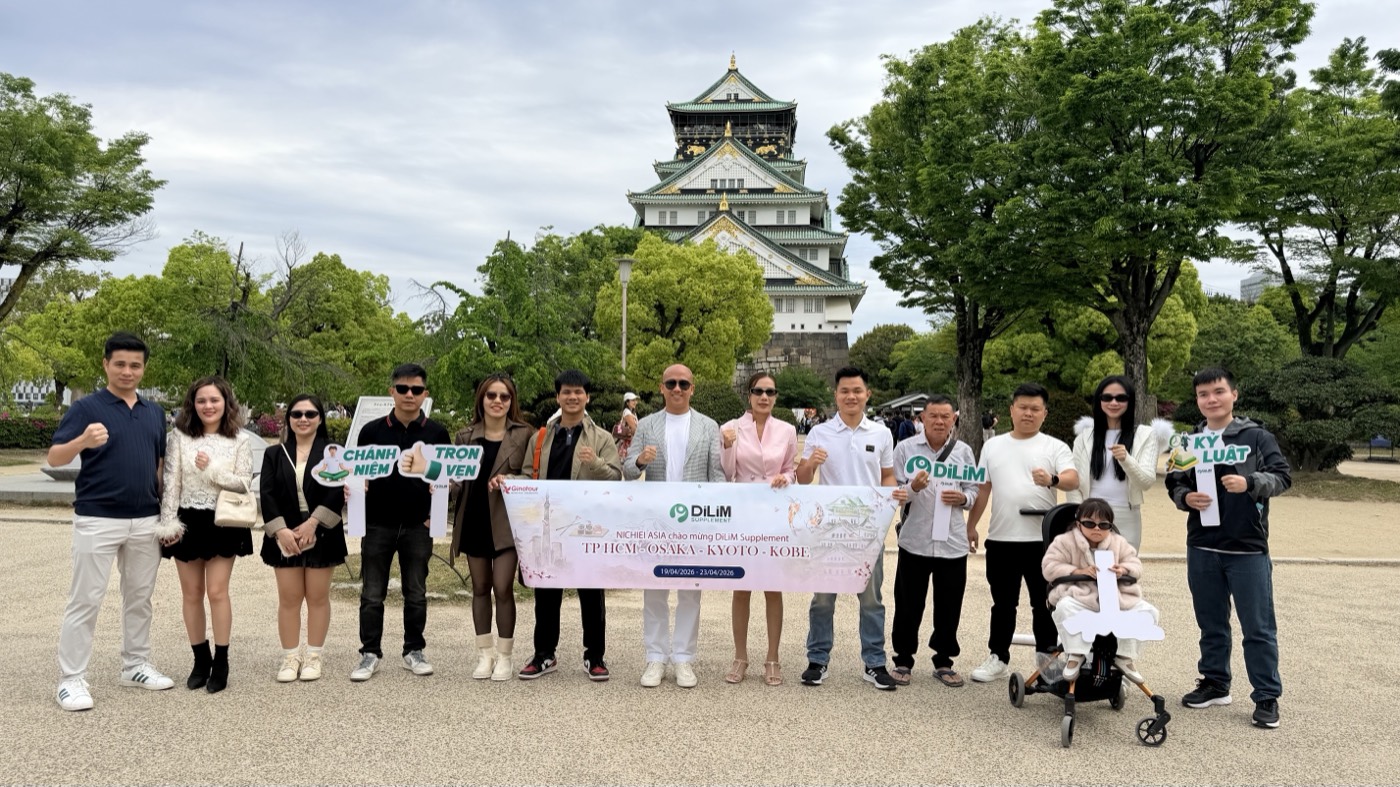 <b>Osaka, tháng 4/2026.</b> Chuyến Nhật Bản của đội ngũ DiLiM — băng rôn do đối tác Nhật chào mừng đoàn.