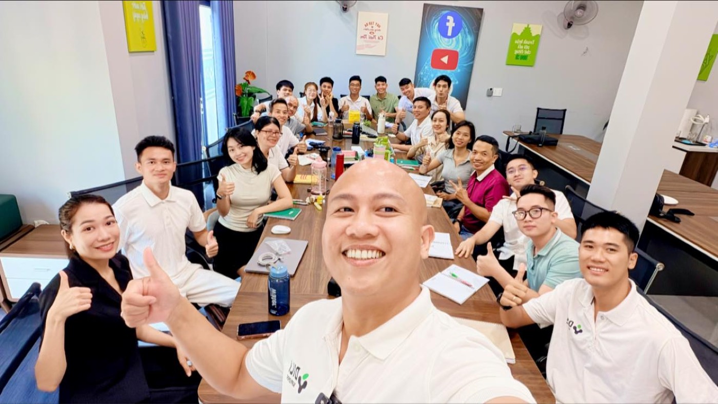 Đội ngũ DiLiM trong một buổi họp tại văn phòng.