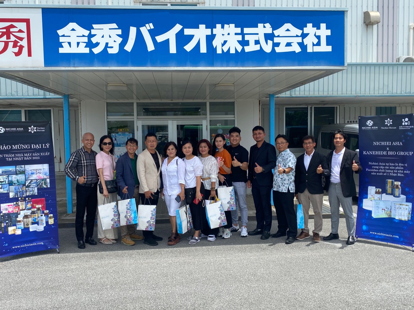 <b>Trước nhà máy Kanehide Bio (金秀バイオ), Okinawa — 2023.</b> Chuyến thăm nhà máy sản xuất tại Nhật Bản.