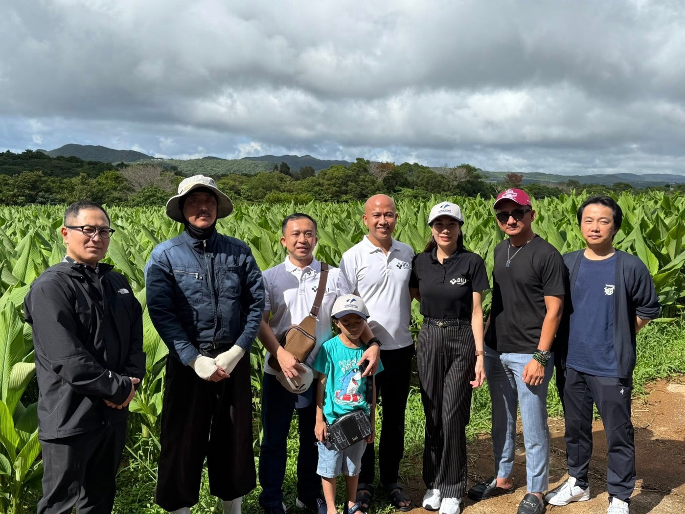 <b>Vùng trồng nghệ tại Okinawa, Nhật Bản.</b> Đoàn DiLiM tại ruộng, cùng người trồng.